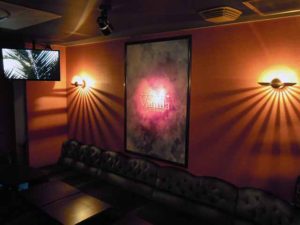 町田駅前　Lounge&Bar ガールズバー VANILLA【ヴァニラ】移転リニューアルオープン　2部制の時間帯で、飲み放題、カラオケ歌い放題（別途） で楽しく飲めるガールズバー！
